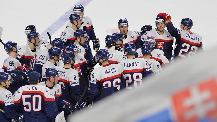 Na snímke hráči Slovenska oslavujú víťazstvo 3:2 po predĺžení v zápase A-skupiny Slovensko - Taliansko.
