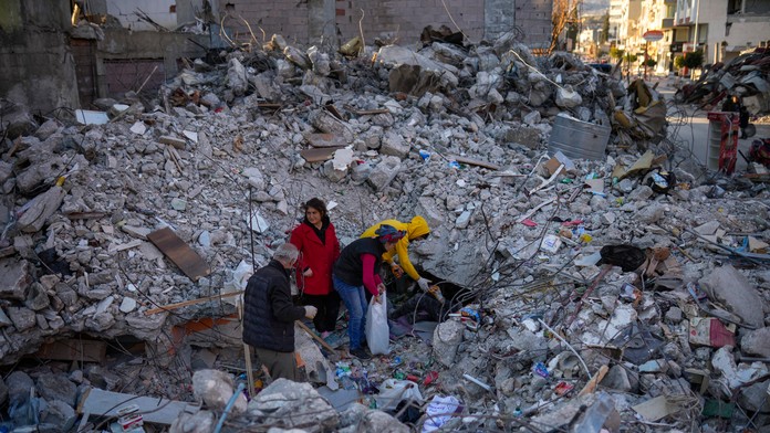 Počet obetí silných zemetrasení v Turecku prevýšil 41-tisíc