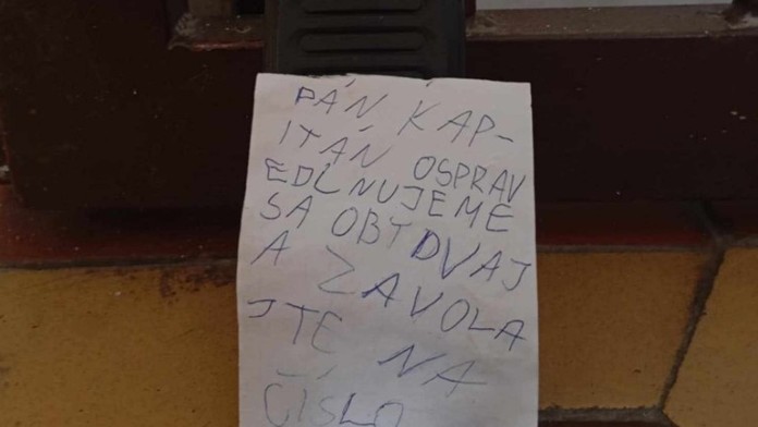 Na snímke odkaz, ktorý nechal páchateľ, ktorý vrátil ukradnuté veci z rušňa.