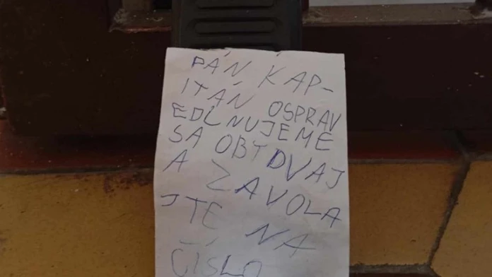 Na snímke odkaz, ktorý nechal páchateľ, ktorý vrátil ukradnuté veci z rušňa.