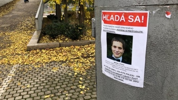 Zľava Jaroslav Halák a Patrice Bergeron z Bostonu oslavujú triumf proti Pittsburghu.