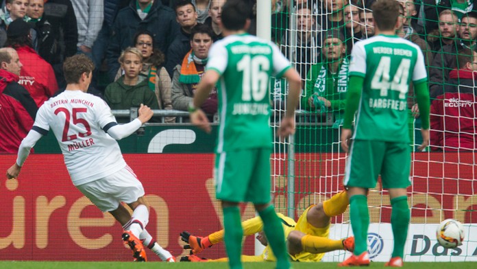 Vľavo útočník Bayernu Thomas Müller strieľa gól v zápase nemeckej budnesligy Werder Brémy.