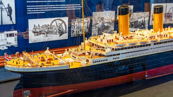 Od korzetov po smokingy – móda, ktorá písala dejiny Titanicu. Príďte na unikátnu prednášku a zistite, čo si cestujúci obliekli na poslednú plavbu!