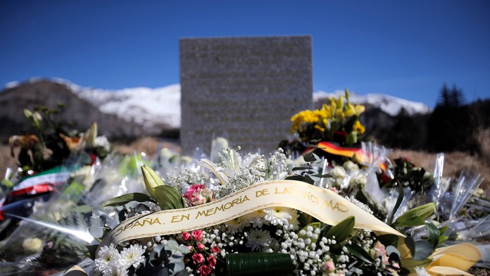 Provizórny pomník na pamiatku obetí havárie lietadla A320 v horskej obci Le Vernet vo francúzskych Alpách.