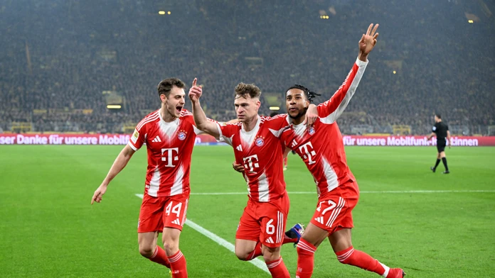 Futbalisti Bayernu Mníchov oslavujú gól