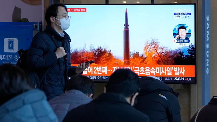 Severná Kórea odpálila do Japonského mora ďalšiu neidentifikovanú strelu.