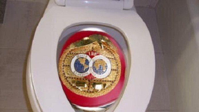 Fury spláchol opasok IBF, o ktorý vlastnou vinou prišiel.