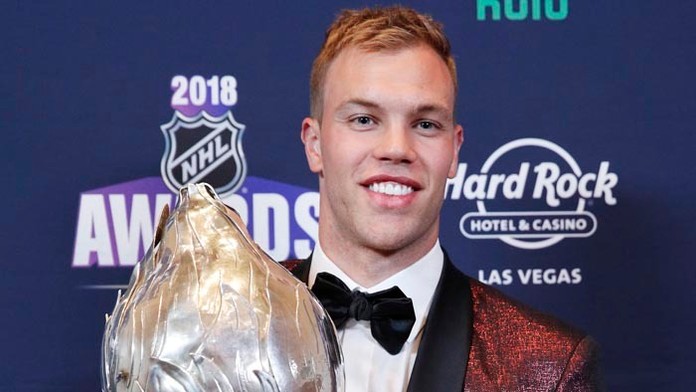 Taylor Hall z New Jersey Devils získal prvú Hartovu trofej.