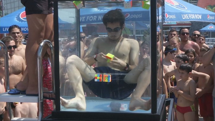 Grazínec poskladal pod vodou 6 Rubikových kociek