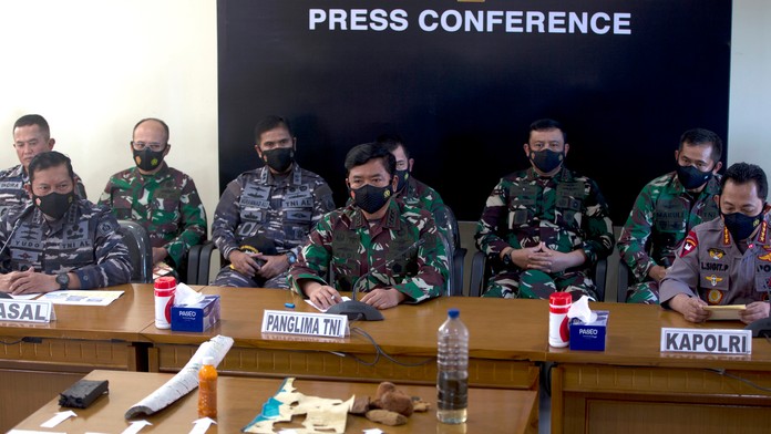 Velenie indonézskeho námorníctva na tlačovej besede informuje novinárov o ponorke.