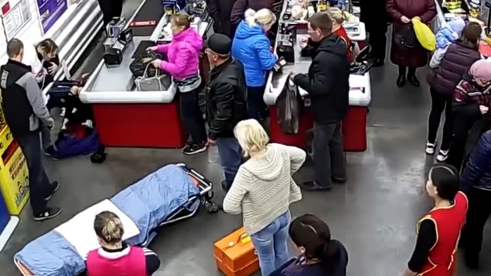 Pôrod v ruskom supermarkete.