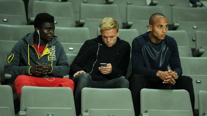 Ginov van Kessel (vpravo) na tribúne počas zápasu Slavia - Karviná.