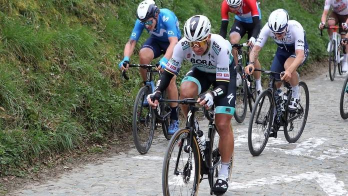 Peter Sagan počas stúpania na vrch Koppenberg v rámci pretekov Okolo Flámska.