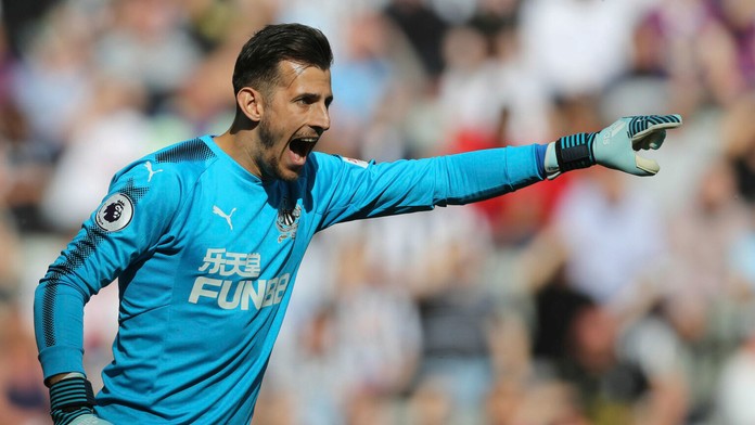 Gólman Newcastlu Martin Dúbravka v dueli proti Chelsea.