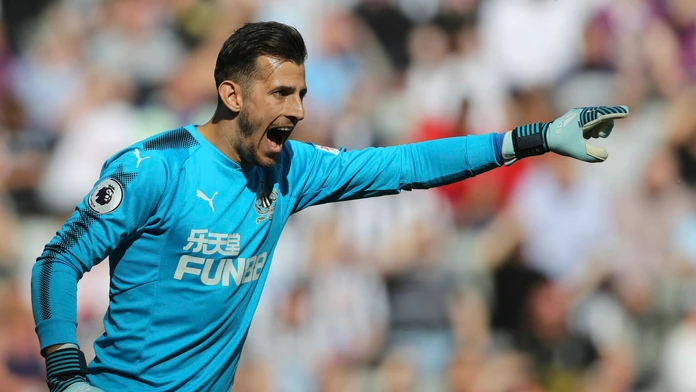 Gólman Newcastlu Martin Dúbravka v dueli proti Chelsea.
