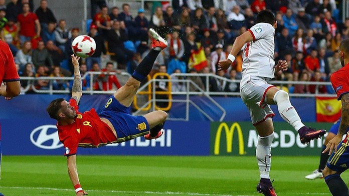 Saúl Ňiguéz nožničkami otvára skóre zápasu Španielsko U21 - Portugalsko U21.