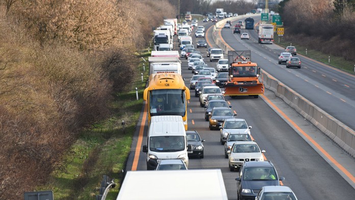 Kolóna na diaľnici D1 v smere do Bratislavy pri obci Blatné.