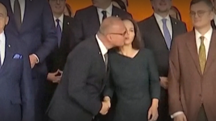 Po Rubialesovej afére je tu ďalší škandál: Kontroverzný bozk chorvátskeho ministra rozdeľuje ľudí na dve skupiny