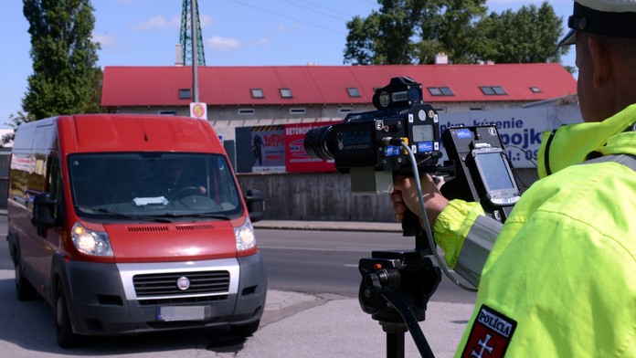 Dopravný policajt meria rýchlosť 