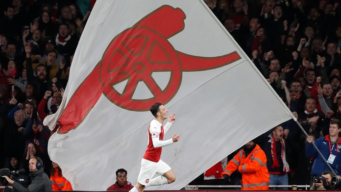 Mesut Özil z Arsenalu oslavuje gól proti Leicestru.