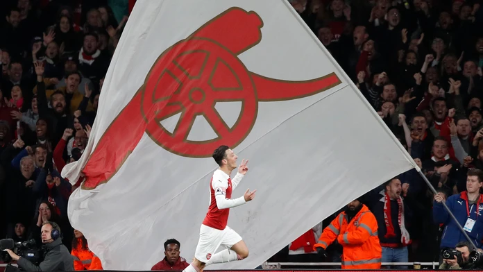 Mesut Özil z Arsenalu oslavuje gól proti Leicestru.
