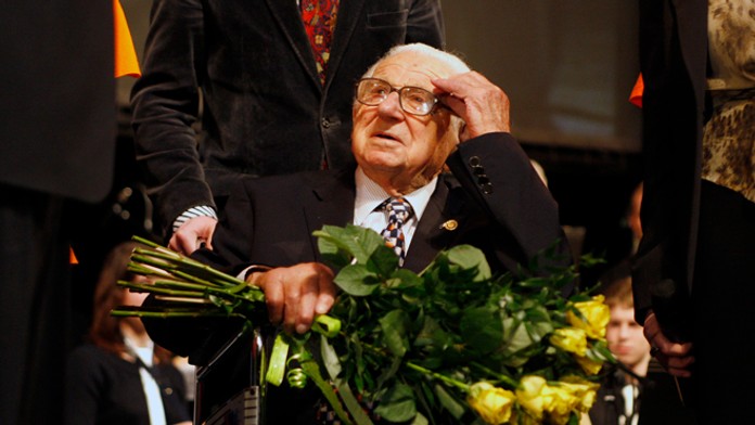 Sir Nicholas Winton na premiére filmu Nickyho rodina v Prahe 20. januára 2011, ktorý nakrútil slovenský režisér Matej Mináč.