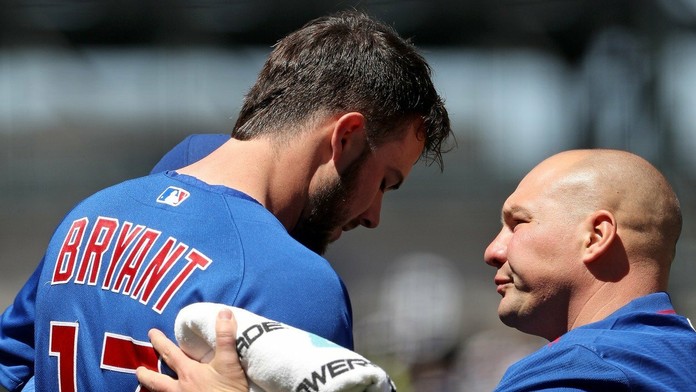 Kris Bryant krátko po zásahu loptičkou počas rozhovoru s lekárom.