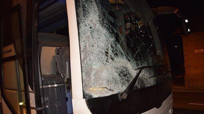 Rozbité čelné sklo po nehode autobusu s chodcom.