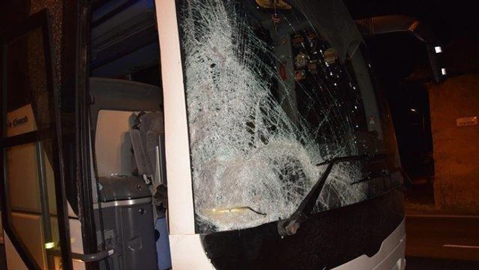 Rozbité čelné sklo po nehode autobusu s chodcom.