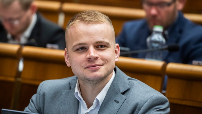 Politico zaradil Mazureka na zoznam najčudnejších europoslancov. Figuruje v ňom ako „usmievavý rasista“