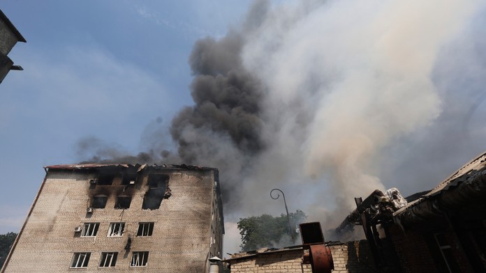 Na snímke hasiči zasahujú počas požiaru budovy, ktorá bola zničená po útoku ruskej armády na ukrajinské mesto Záporožie.