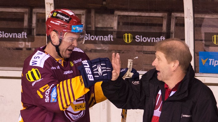 Radosť Jozefa Stümpela z prvého gólu v Dukle Trenčín spoločne s masérom klubu Michalom Malinom.