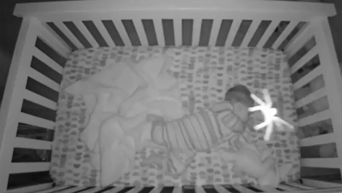 Zábery ako z hororového filmu. K malému bábätku sa v noci prikradol nečakaný hosť