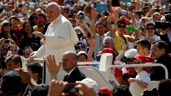 Pápežovi Františkovi robili spoločnosť v papamobile štyri deti.