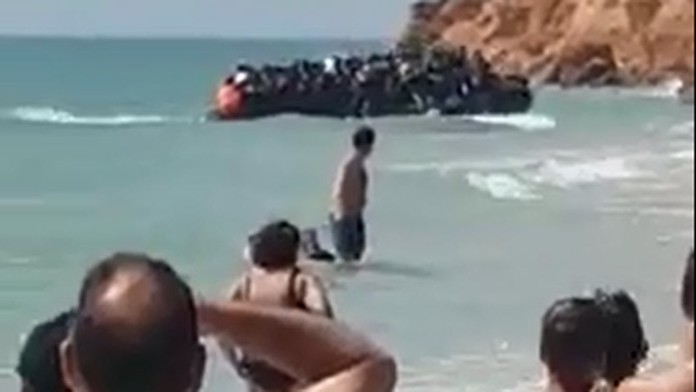 Migranti sa vylodili na španielskej pláži.