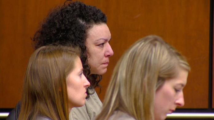 Žena, ktorá vyrezala matke dieťa z brucha.