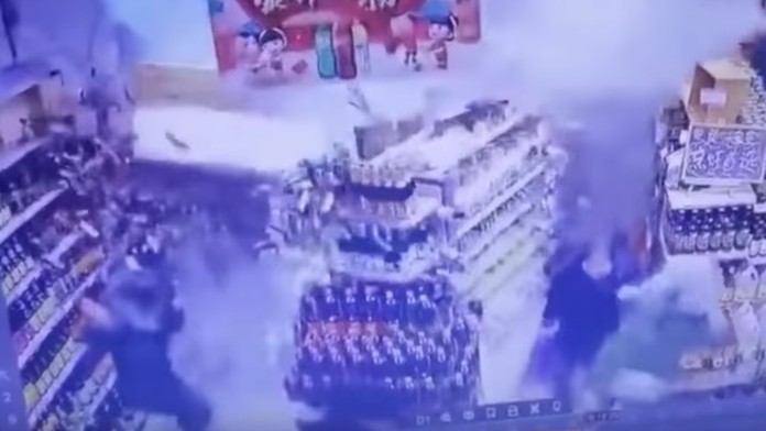 Fotografia Milana Lučanského a zapálené sviečky pred Prezídiom Policajného zboru