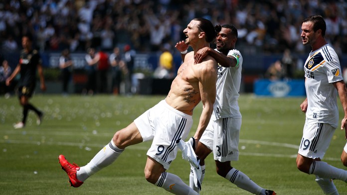 Zlatan Ibrahimovič (vľavo) oslavuje so spoluhráčmi z LA Galaxy svoj gól.