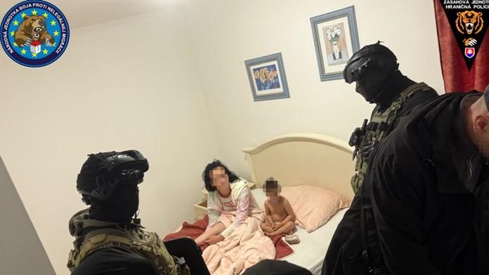 Na snímke kukláči počas zásahu v okrese Galanta, pri ktorom zadržali dve osoby, ktoré sexuálne vykorisťovali dve mladistvé osoby.