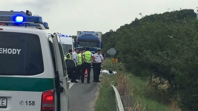 Nehoda automobilu s cyklistami v Mníchovej Lehote.