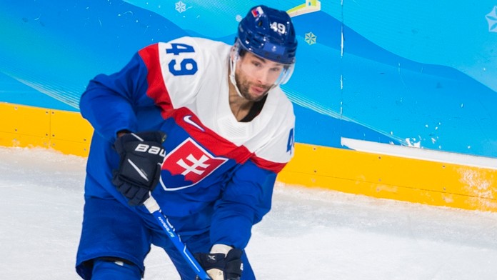 Na snímke hokejista Slovenska Samuel Takáč v zápase základnej C-skupiny Švédsko - Slovensko.