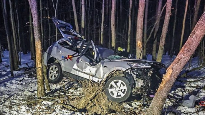 Narazil s autom do stromu a prevrátil sa na bok. Pri nehode na východe zahynul vodič (†79)