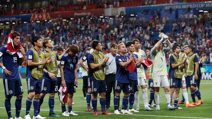 Japonskí hráči ďakujú priaznivcom po prehre v osemfinále MS 2018.
