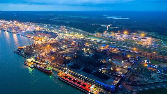 Ukrajinci zasiahli prístav, ktorý je kľúčový pre tranzit ruskej ropy. Ohrozené sú celosvetové dodávky