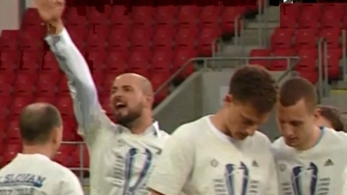 Ivan Kmotrík mladší so vztýčenou pravicou zdraví fanúšikov.