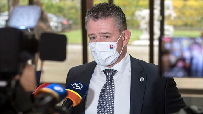 Minister vnútra Roman Mikulec.