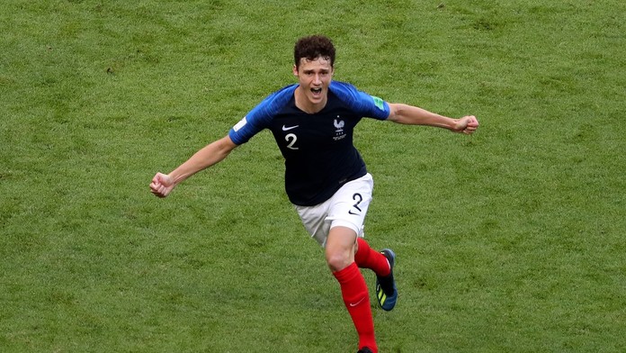 Benjamin Pavard oslavuje svoj gól do siete Argentíny.