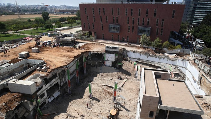 Na budovu v izraelskom Tel Avive sa zrútil žeriav.