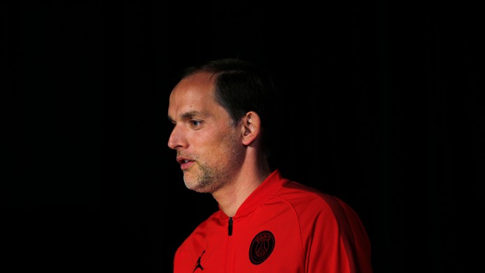 Kouč PSG Thomas Tuchel vchádza na tlačovú konferenciu pred zápasom LM proti Neapolu.
