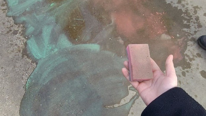 Zmazané nápisy pred školou